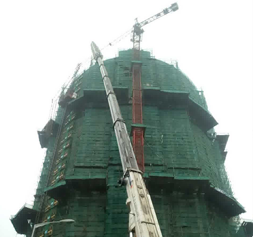 芦溪吊车在工地上作业